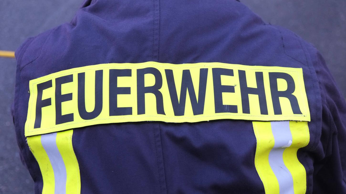 Die Rettungskräfte in der Region mussten am Sonntag zu zwei Unfällen auf der B13 ausrücken.