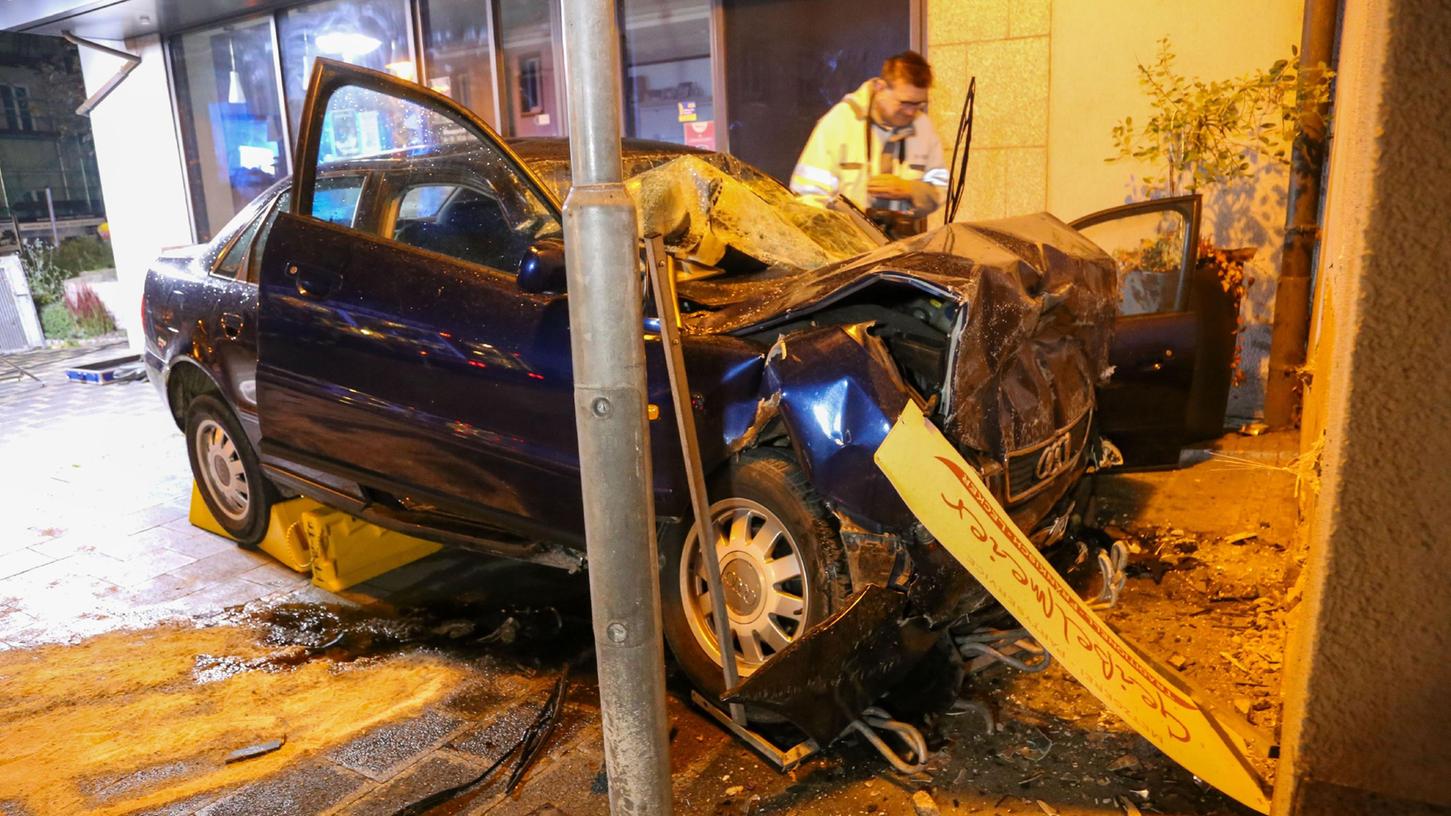 Großes Polizeiaufgebot vergangene Nacht mitten in Treuchtlingen: Ein 31-Jähriger war mit einem zuvor entwendeten Auto in eine Hausmauer gekracht.
