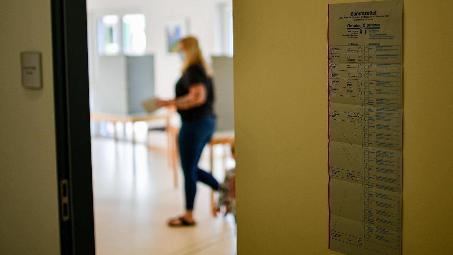 In Berlin kam es am Tag der Bundestagswahl in einigen Wahllokalen zu einem Missgeschick, dass zu Verzögerungen und ungültigen Stimmen führte.
In Berlin kam es am Tag der Bundestagswahl in einigen Wahllokalen zu einem Missgeschick, dass zu Verzögerungen und ungültigen Stimmen führte.
