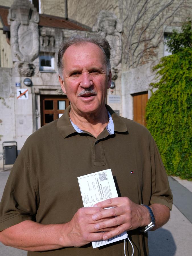 Reinhard Beck hat seit 1976 keine Wahl in Nürnberg verpasst. Per Briefwahl abzustimmen, stand für ihn nicht zur Debatte. Er hat bereits am Sonntagvormittag seine Stimme in der Ludwig-Uhland-Schule abgegeben. 
