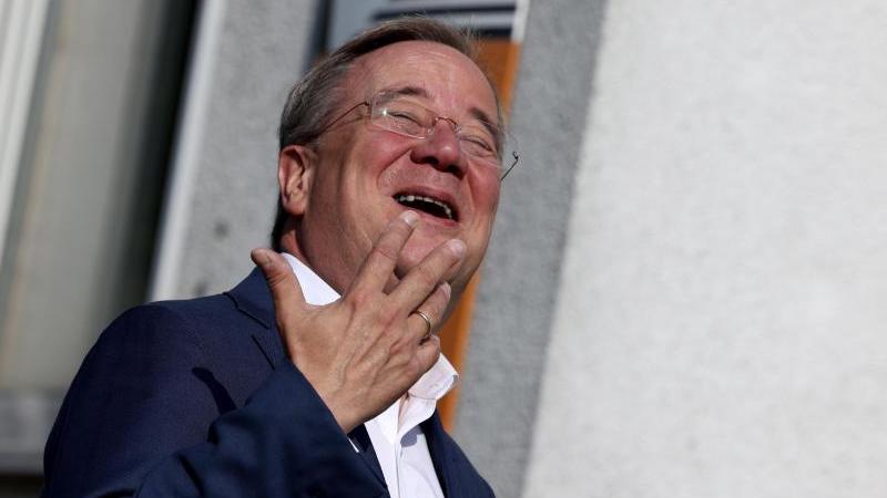 CDU-Kanzlerkandidat Armin Laschet faltet den Wahlzettel beim Urnengang falsch und zeigt somit, wo er seine Kreuzchen gemacht hat.
CDU-Kanzlerkandidat Armin Laschet faltet den Wahlzettel beim Urnengang falsch und zeigt somit, wo er seine Kreuzchen gemacht hat.