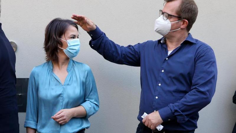 Annalena Baerbock und ihr Ehemann Daniel Holefleisch bei der Stimmabgabe zur Bundestagswahl 2021. Annalena Baerbock und ihr Ehemann Daniel Holefleisch bei der Stimmabgabe zur Bundestagswahl 2021.