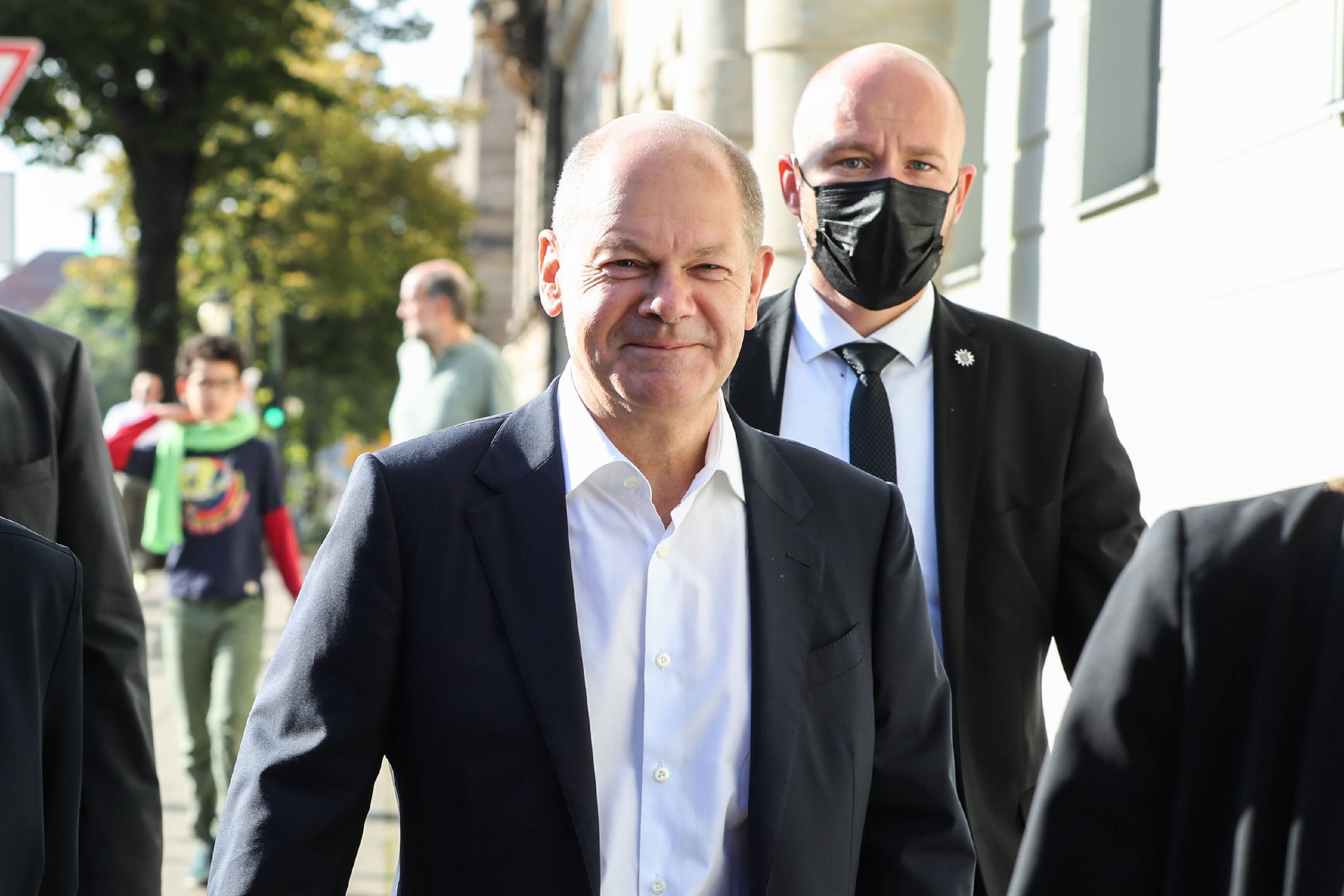 (210926) -- POTSDAM, Sept. 26, 2021 -- Chancellor candidate of German Social Democratic Party (SPD) Olaf Scholz (front)