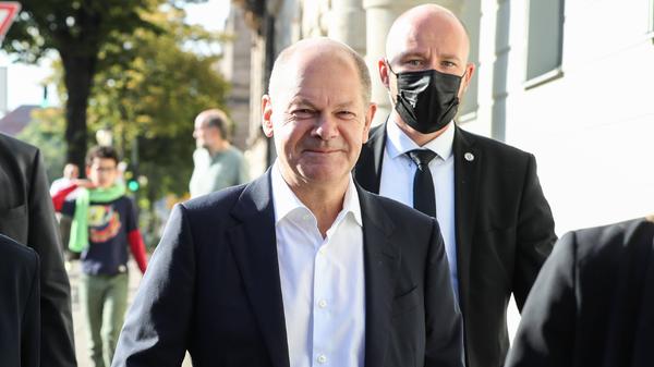 (210926) -- POTSDAM, Sept. 26, 2021 -- Chancellor candidate of German Social Democratic Party (SPD) Olaf Scholz (front)