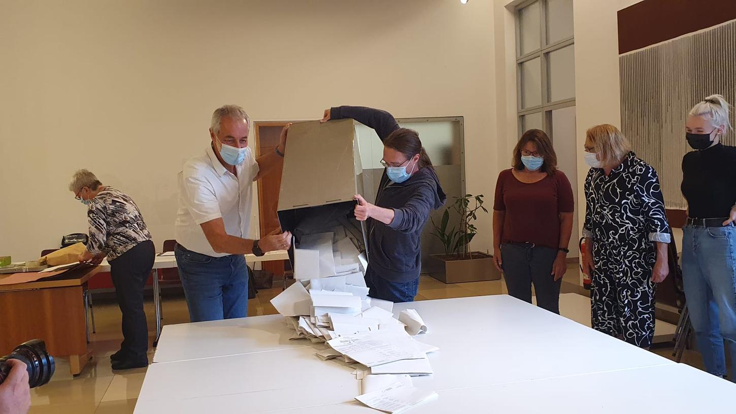 Im Neumarkter Rathaus werden die Urnen geleert: Jetzt beginnt das Auszählen.
Im Neumarkter Rathaus werden die Urnen geleert: Jetzt beginnt das Auszählen.