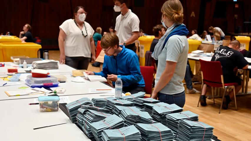 "Das ist viel Arbeit", sagt der ehrenamtliche Wahlhelfer Stephan Löcher. Schon am späten Nachmittag liegen 940 Wahlbriefe vor ihm und den anderen Freiwilligen