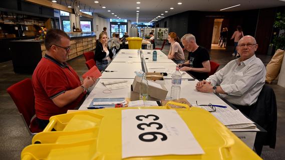 Wahlkreis Erlangen: In den Briefwahlbezirken läuft die Auszählung auf Hochtouren