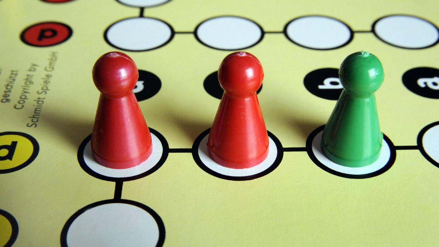 Die ersten Prognosen zur Bundestagswahl sind bekanntgegeben worden - nun beginnt das Spiel um die Koalitionsmöglichkeiten.
Die ersten Prognosen zur Bundestagswahl sind bekanntgegeben worden - nun beginnt das Spiel um die Koalitionsmöglichkeiten.