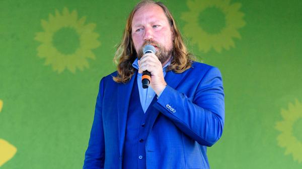 Grünen-Fraktionschef Anton Hofreiter ist mit dem Abschneiden seiner Partei in den Prognosen zur Bundestagswahl unzufrieden. Dem Bayerischen Fernsehen sagte er: "Wir hätten uns mehr erhofft." Jetzt gehe es darum, das Beste aus dem Ergebnis zu machen. Erst einmal aber freue er sich, dass das Ergebnis der Grünen deutlich stärker sei als bei der vorherigen Bundestagswahl. Auf die Frage nach der favorisierten Koalition antwortete Hofreiter zurückhaltend: Der Wahlabend werde noch spannend, erst müsse man schauen, "was insgesamt raus kommt".