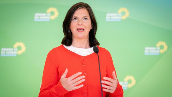 Die Grünen-Fraktionsvorsitzende Katrin Göring-Eckardt hat sich nach der 18-Uhr-Prognose zur Bundestagswahl zufrieden über das Abschneiden ihrer Partei geäußert. "Wir sind sehr froh darüber. Das war eine Generationenwahl. Auch wenn wir uns noch mehr erhofft hätten", sagte Göring-Eckardt am Sonntagabend in der ARD. Man werde nun alles daran setzen, "in Verhandlungen, in die wir dann hoffentlich gehen, dafür zu sorgen, dass wir Klimaschutz und Gerechtigkeit in diesem Land mit einem echten Aufbruch verbinden". Die Grünen-Politikerin betonte: "Viele junge Leute hoffen darauf, und denen will ich sagen: 100 Prozent Energie dafür kann von uns erwartet werden."