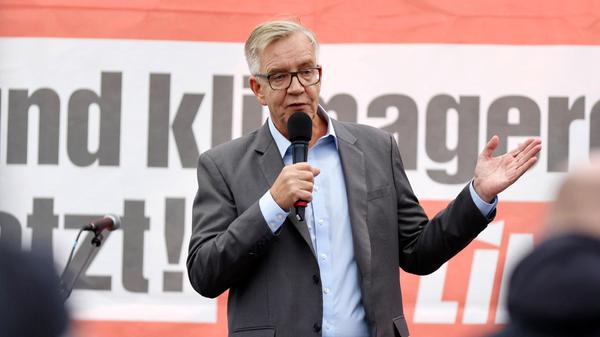 Der Co-Spitzenkandidat der Linken, Dietmar Bartsch, glaubt nicht, dass die "Rote-Socken-Kampagne" der Union der Linken geholfen hat. "Nein, das ist nicht der Fall", sagte Bartsch am Sonntagabend im ARD-Wahlstudio. "Wenn man uns diskreditiert als nicht regierungsfähig (...), dann schreckt das gerade im Osten auch Menschen ab." Früher hätte eine solche Kampagne der Linken vielleicht genützt, aber heute sei das nicht mehr der Fall. Was die Frage betreffe, ob die Linke überhaupt in den Bundestag einziehen werde, gab sich Bartsch "gelassen".