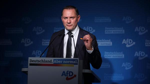 AfD-Spitzenkandidat Tino Chrupalla hat das Abschneiden seiner Partei bei der Bundestagswahl nach der ersten Prognose als "sehr solides Ergebnis" bezeichnet. Es sei zu früh, um weitere Schlüsse zu ziehen. "Warten wir erst mal den weiteren Abend ab", sagte Chrupalla am Sonntagabend. "Wir haben eine Stammwählerschaft, die wir gefestigt haben." Seine Partei repräsentiere viele Millionen Wähler, das sei auch ein wichtiger Auftrag für die nächste Legislaturperiode. "Das Ziel der Altparteien war klar gewesen, die AfD aus dem nächsten Bundestag zu vertreiben." Das sei "gründlich danebengegangen". Daher sei das bisher bekannte Ergebnis der Bundestagswahl gut.