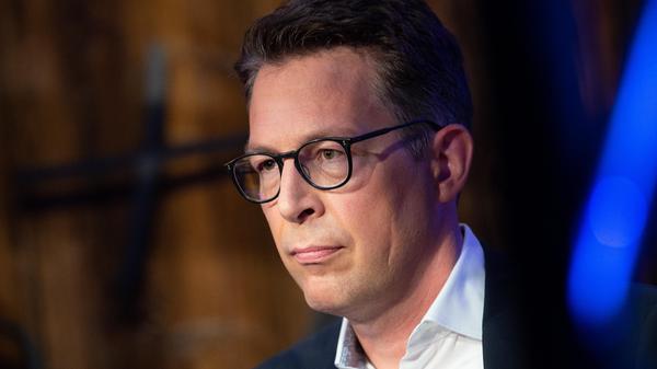 CSU-Generalsekretär Markus Blume sieht nach der Bundestagswahl einen Erfolg der Union darin, einen Linksrutsch verhindert zu haben. "Viele hatten ja die Union in den letzten Tagen und Wochen schon abgeschrieben, und wir haben immer gesagt, es wird ganz eng im Finale", sagte Blume am Sonntagabend im ZDF. "Und jetzt plötzlich ist es da, das Fotofinish." Blume sagte weiter: "Und entscheidend ist, dass es jetzt in diesem Land offensichtlich - nach den Umfragen jedenfalls - keine Mehrheit für ein Linksbündnis gibt. Das heißt, Linksrutsch verhindern, dieses Wahlziel, was wir klar formuliert haben, haben wir erreicht." Und auf der anderen Seite sei eine "bürgerliche" Regierung möglich. "Und wir werden alle Optionen versuchen zu realisieren, dann auch eine solche bürgerliche Regierung tatsächlich umzusetzen, wenn die Mehrheit dafür da ist."