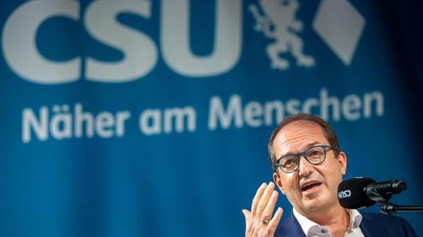 CSU-Landesgruppenchef Alexander Dobrindt sieht die Union trotz deutlicher Wahleinbußen am Zuge, Gespräche über eine neue Bundesregierung zu führen. "Es gibt verschiedene Koalitionsoptionen, die jetzt möglich sind", sagte der CSU-Spitzenkandidat am Sonntagabend in der ARD. Er betonte: "Ja, wir sind gesprächsbereit." Es sei deutlich geworden, "dass in diesem Land Rot-Rot-Grün keine Mehrheit hat". Die Union habe in den vergangenen Wochen eine Aufholjagd hingelegt, sagte Dobrindt. Fehlersuche könne man "wann anders machen".