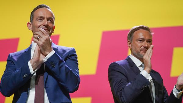 Der Generalsekretär der FDP, Volker Wissing, freut sich sehr über die Hochrechnungen. "Zunächst einmal freuen wir uns riesig", sagte Wissing am Sonntagabend im ZDF. "Die Wählerinnen und Wähler wollten uns stärken." Die Prognosen interpretierte er als Absage der Wählerinnen und Wähler an eine vorher diskutierte rot-grün-rote Koalition. Die FDP erreicht in den Prognosen von ARD und ZDF 11 bis 12 Prozent.