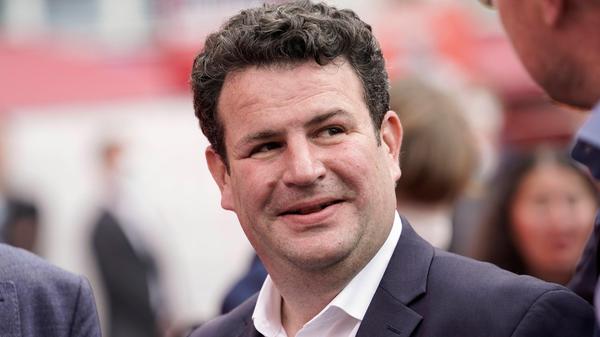 SPD-Arbeitsminister Hubertus Heil hat das Abschneiden seiner Partei bei der Bundestagswahl als einen "grandiosen Erfolg" gewertet. "Das ist ein Vertrauensbeweis der Bürgerinnen und Bürger für Olaf Scholz", sagte Heil am Sonntagabend in der ARD. Mit Blick auf das Kopf-an-Kopf-Rennen mit der Union um Platz eins sagte er, der Abend sei noch jung.