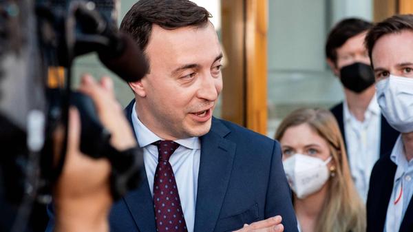 CDU-Generalsekretär Paul Ziemiak sieht die Union in einem Kopf-an-Kopf Rennen mit der SPD. "Das wird ein langer Wahlabend sein, und jetzt kann man noch nicht sagen, wer am Ende die Nase vorn haben wird", sagte Ziemiak am Sonntagabend kurz nach Schließung der Wahllokale in der ARD. Nach den Zahlen der 18-Uhr-Prognosen zum Wahlausgang gebe es die Möglichkeit einer "Zukunftskoalition" aus Union, Grünen und FDP. Für die Union bedeute das Ergebnis "bittere Verluste". "Daran darf man auch nichts schönreden." Das müsse man aufarbeiten.