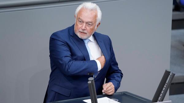 Der stellvertretende FDP-Vorsitzende Wolfgang Kubicki hat sich sehr zufrieden über das Abschneiden seiner Partei bei der Bundestagswahl geäußert. "Heute Abend feiern wir zunächst einmal, weil das das erste Mal in der Geschichte unseres Landes ist, dass die FDP bei einer Bundestagswahl zwei Mal in Folge zweistellig wird", sagte Kubicki am Sonntagabend im ARD-Wahlstudio. "Wir freuen uns riesig." Was Koalitionsmöglichkeiten betreffe, müsse man jetzt erst einmal abwarten. Die FDP wolle mitregieren. "Rot-Grün-Rot wird wahrscheinlich nicht funktionieren."