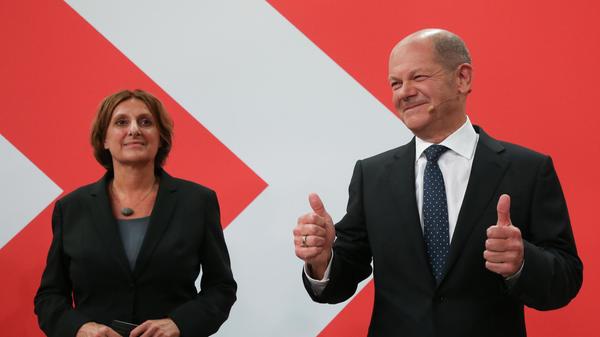 SPD-Kanzlerkandidat Olaf Scholz interpretiert das Wahlergebnis am Sonntagabend in Berlin als Auftrag: "Dass wir jetzt die ersten Hochrechnungen haben, die zeigen, die SPD kriegt viel Unterstützung von den Bürgerinnen und Bürgern, das ist ein Auftrag, dafür zu sorgen, dass all das, was in dieser Wahl besprochen wurde und was wir vorgeschlagen haben, auch umgesetzt wird, und wir uns politisch dafür stark machen."