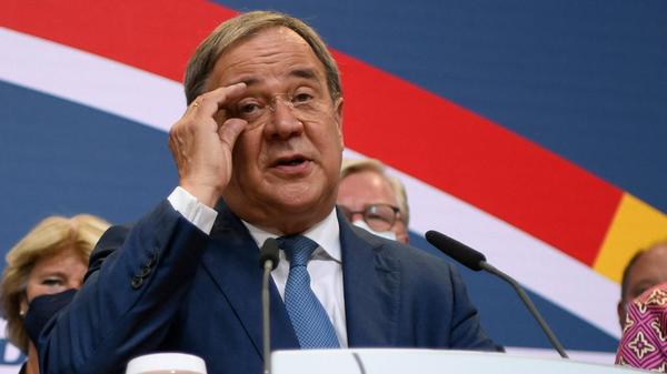 Unionskanzlerkandidat Armin Laschet will trotz des schwachen Abschneidens bei der Bundestagswahl versuchen, eine unionsgeführte Regierung zu bilden. "Eine Stimme für die Union ist eine Stimme gegen eine linksgeführte Bundesregierung. Und deshalb werden wir alles daran setzen, eine Bundesregierung unter Führung der Union zu bilden", sagte Laschet am Sonntagabend in Berlin. "Deutschland braucht jetzt eine Zukunftskoalition, die unser Land modernisiert." In einer solchen Koalition müsse sich jeder Partner wiederfinden mit seinen Schwerpunkten. Zugleich sagte Laschet: "Mit dem Ergebnis können wir nicht zufrieden sein." Der Ausgang sei jedoch völlig unklar. "Es wird ein langer Abend."