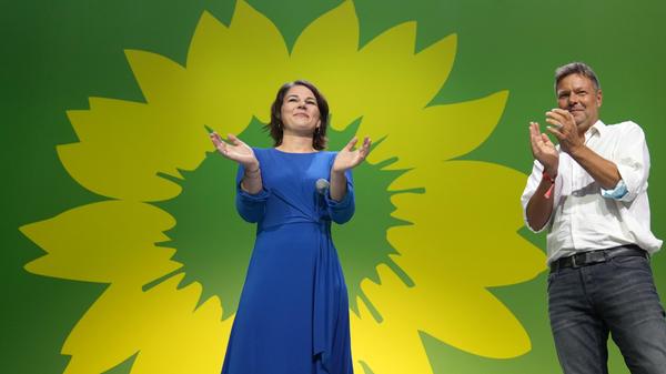 Grünen-Kanzlerkandidatin Annalena Baerbock hat das mutmaßliche Abschneiden ihrer Partei als das "historische beste Ergebnis" gelobt. Nach Hochrechnungen vom frühen Sonntagabend können die Grünen mit fast 15 Prozent der Stimmen rechnen. Das bislang beste Ergebnis bei einer Bundestagswahl erreichte die Ökopartei 2009 mit 10,7 Prozent. "Wir sind erstmals angetreten, um als führende Kraft dieses Land zu gestalten", sagte Baerbock bei der Wahlparty ihrer Partei in Berlin. "Wir wollten mehr", räumte sie ein. Das habe nicht geklappt, auch aufgrund eigener Fehler - ihrer Fehler, wie sie präzisierte. "Dieses Land braucht eine Klimaregierung", betonte Baerbock, die mit "Annalena"-Sprechchören empfangen wurde. "Dafür kämpfen wir jetzt weiter mit euch allen."