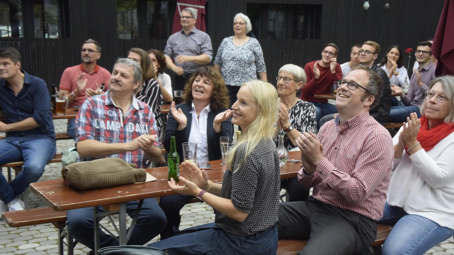 Freude am Wahlabend bei der SPD in Erlangen: Die Abgeordnete Martina Stamm-Fibich gehört auch dem neuen Bundestag an. 