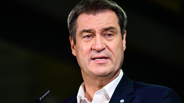 CSU-Chef Markus Söder hat an den historisch schlechten Zustimmungswerten seiner Partei zu knabbern, kann ihnen aber dennoch Positives abgewinnen. "Unser Ergebnis in Bayern gefällt uns nicht, ganz im Gegenteil, es ist kein zufriedenstellendes Ergebnis", sagte Söder am Sonntagabend in Berlin. "Aber es liegt doch deutlich über dem Bundesergebnis und ist zumindest ein substanzieller Beitrag." Für die CSU seien zwei Wegmarken wichtig gewesen: Über 30 Prozent in Bayern und über 5 Prozent bundesweit zu erreichen.