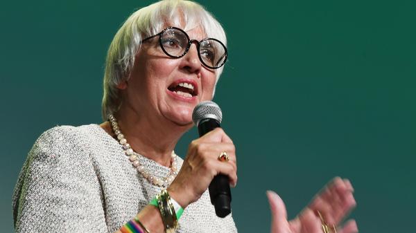 Die bayerische Grünen-Spitzenkandidatin Claudia Roth fordert für ihre Partei nach den Stimmgewinnen bei der Bundestagswahl eine Regierungsbeteiligung. "Das Ergebnis, das sich abzeichnet, ist eindeutig ein Mandat für uns Grüne, Verantwortung zu übernehmen", sagte Roth am Sonntagabend. "Wir haben tatsächlich mehr erwartet", sagte die Grünen-Politikerin dem Bayerischen Fernsehen. Aber das Ergebnis sei ein Auftrag, Regierungsverantwortung zu übernehmen und für den Klimaschutz zu kämpfen. "Wer denn, wenn nicht wir, sind diejenigen, die für ein gutes Klima kämpfen?", sagte Roth. In Bayern hätten die Grünen doppelt so viele Stimmen geholt wie vor vier Jahren und damit das allerbeste Ergebnis in ihrer Geschichte. "Ich habe ein sehr lachendes Auge", sagte Roth: "Doppelt so stark, bestes Ergebnis!" Außerdem warte sie noch, ob die Grünen Direktmandate in München und Nürnberg gewinnen.