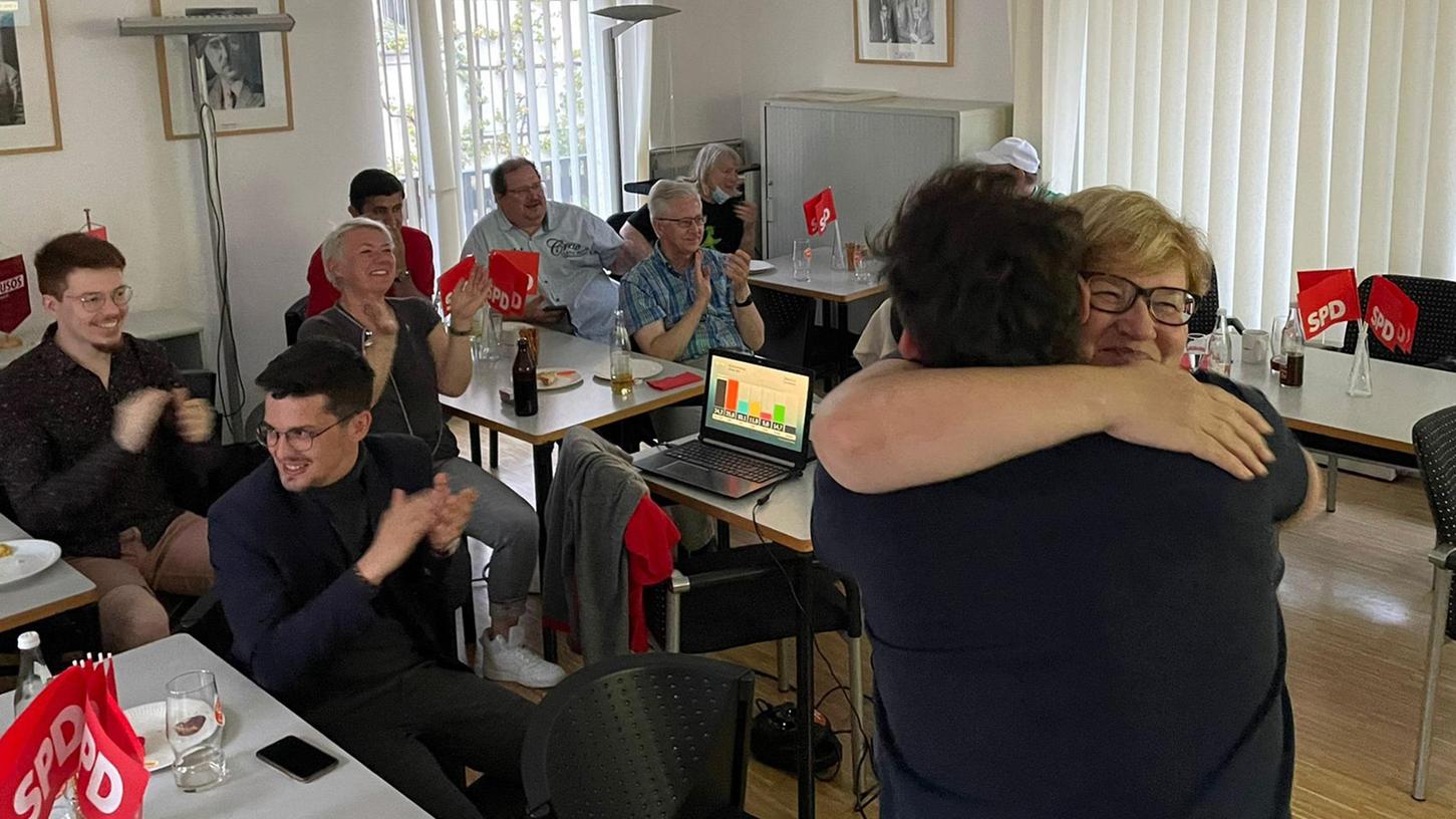 Anette Kramme (vorne rechts) und die Genossen im Bayreuther Parteibüro sind guter Dinge. Die SPD habe es geschafft, sich im Wahlkampf auf wenige zentrale Positionen zu konzentrieren und so Schlagkraft bewiesen.