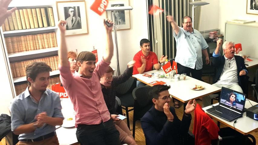 Pandemiebedingt und auch weil viele Genossen als Wahlhelfer tätig waren, hat die SPD in Bayreuth in eher kleinem Kreis gefeiert. Pandemiebedingt und auch weil viele Genossen als Wahlhelfer tätig waren, hat die SPD in Bayreuth in eher kleinem Kreis gefeiert.