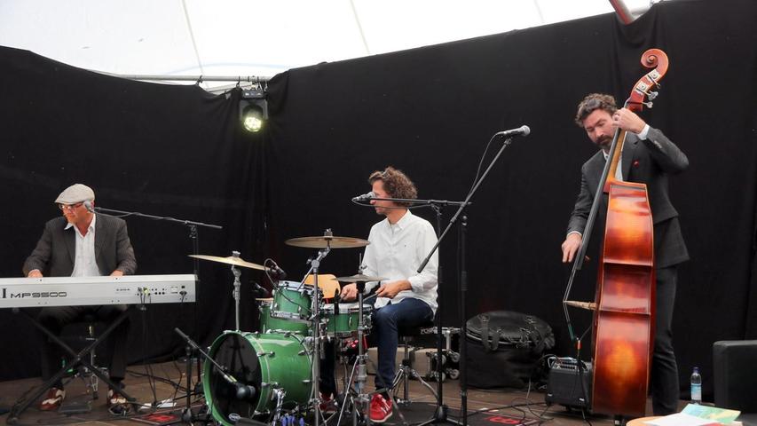 Als „Jens Wimmers Boogie Trio“ sorgten Wimmer am Piano, Alex Spengler (Bass) und Joachim Ley (Drums) mit schwungvollem Boogie-Woogie für beste Stimmung.
Als „Jens Wimmers Boogie Trio“ sorgten Wimmer am Piano, Alex Spengler (Bass) und Joachim Ley (Drums) mit schwungvollem Boogie-Woogie für beste Stimmung.