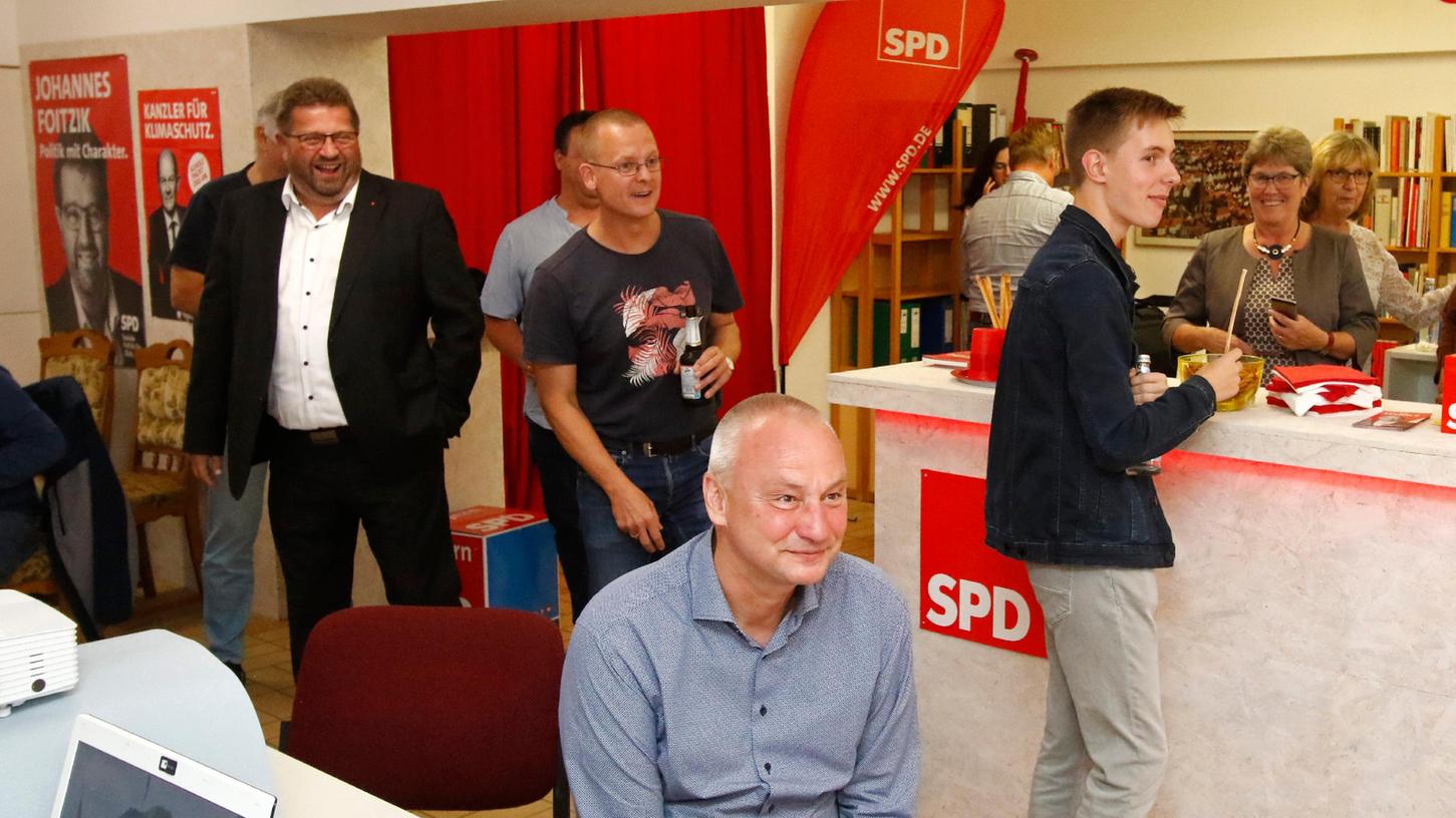 Gute Laune bei der SPD: Johannes Foitzik (links) und Stadtrat Günther Stagat (vorne) hätten sich aber schon bei den ersten Ergebnissen einen deutlicheren Abstand zur Union erhofft.