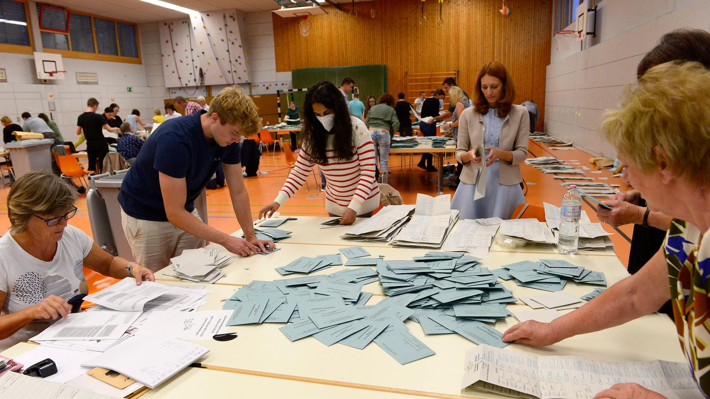 Das große Auszählen: Hier der Briefwahlunterlagen der Wählerinnen und Wähler in Forchheim in der Turnhalle der Ritter-von-Traitteur-Mittelschule.
