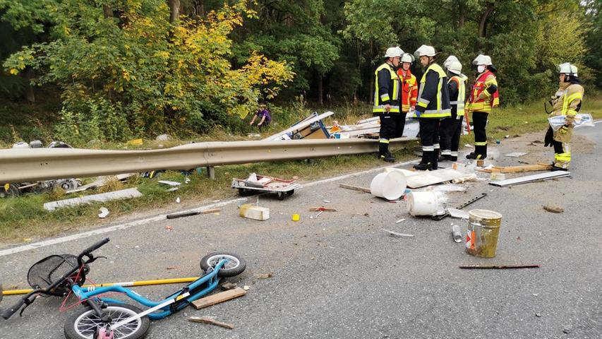 Die Ladung des Transporters mit Anhänger, der vom Wagen des Unfallverursachers touchiert wurde, verteilte sich auf der Bundesstraße.