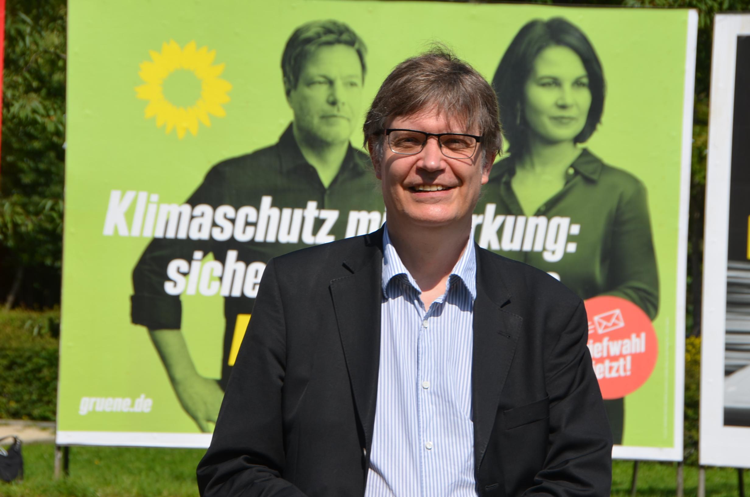 Sascha Müller, Landesschatzmeister der Grünen, schaffte über Listenplatz sechs bei den Grünen den Sprung nach Berlin. Der 51-jährige Finanzexperte wird seinen Beruf als Sportjournalist nun ruhen lassen. Müller ist Sohn der Nürnberger Torhüter-Legende Manfred Müller ("Der Held von Essen").  