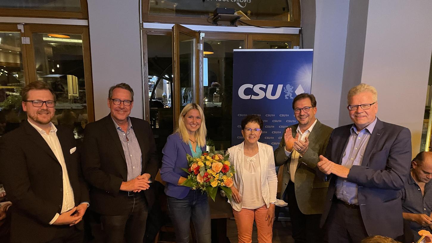 "Die Stimmung ist nicht so schlecht, wie man vermuten könnte", berichtet Silke Launert (CSU, 3.li.) von der Wahlparty der CSU in Engin's Ponte. Mit dazu beigetragen hat freilich, dass die 44-Jährige das Direktmandat im Wahlkreis Bayreuth verteidigen konnte.