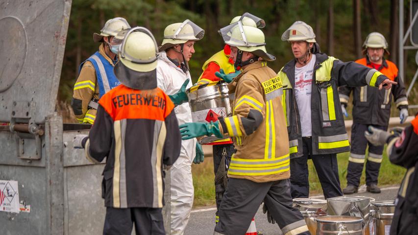 Wie Kreisbrandrat Jürgen Kohl berichtet, hatten die Feuerwehren vor Ort die Farbeimer mit Sicherheitsausrüstung geborgen, auf Planen gesichert und in Gefahrgutkisten verpackt.