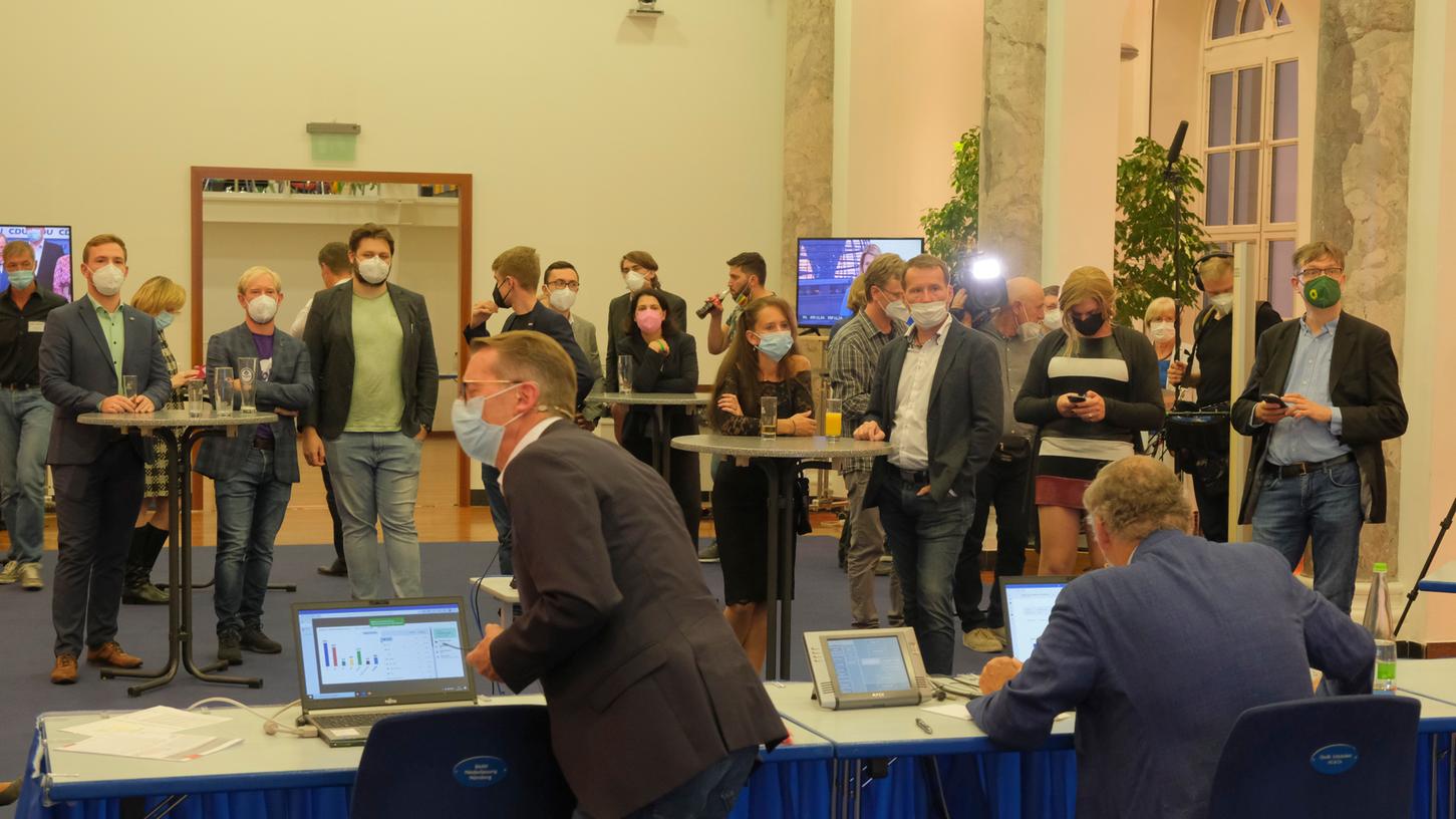 Im Nürnberger Presseclub verfolgen Kandidatinnen und Kandidaten und weitere Vertreter von Parteien mit Journalisten die Bekanntgabe von Auszählungsergebnissen. Vorne links Wahlamtsleiter Wolf Schäfer in Aktion.
Im Nürnberger Presseclub verfolgen Kandidatinnen und Kandidaten und weitere Vertreter von Parteien mit Journalisten die Bekanntgabe von Auszählungsergebnissen. Vorne links Wahlamtsleiter Wolf Schäfer in Aktion.