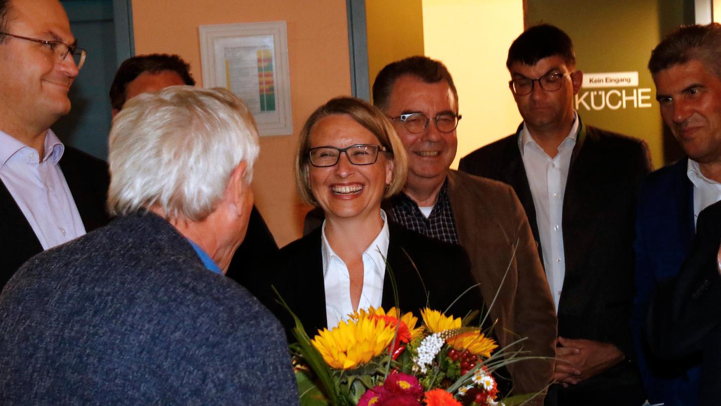 Blumen für die strahlende Siegerin: Susanne Hierl hat für die CSU das Direktmandat im Bundestags-Wahlkreis 232 geholt. Wobei sie in ihrem Heimat-Landkreis Neumarkt deutlich mehr Stimmen holen konnte als in Amberg.