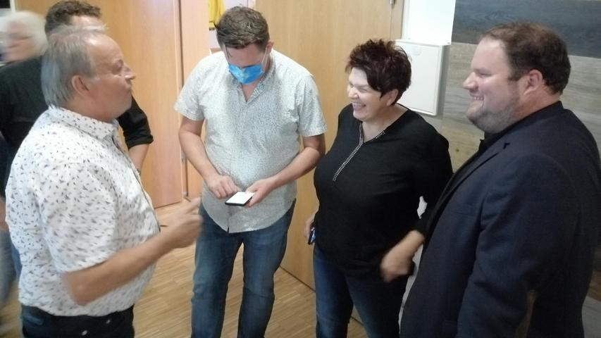 Im Kreis der SPD-Genossen und Genossinnen diskutiert Thomas Grämmer (rechts) die Wahlanalysen bei der Wahlparty im Sportheim des SC 04 Schwabach.