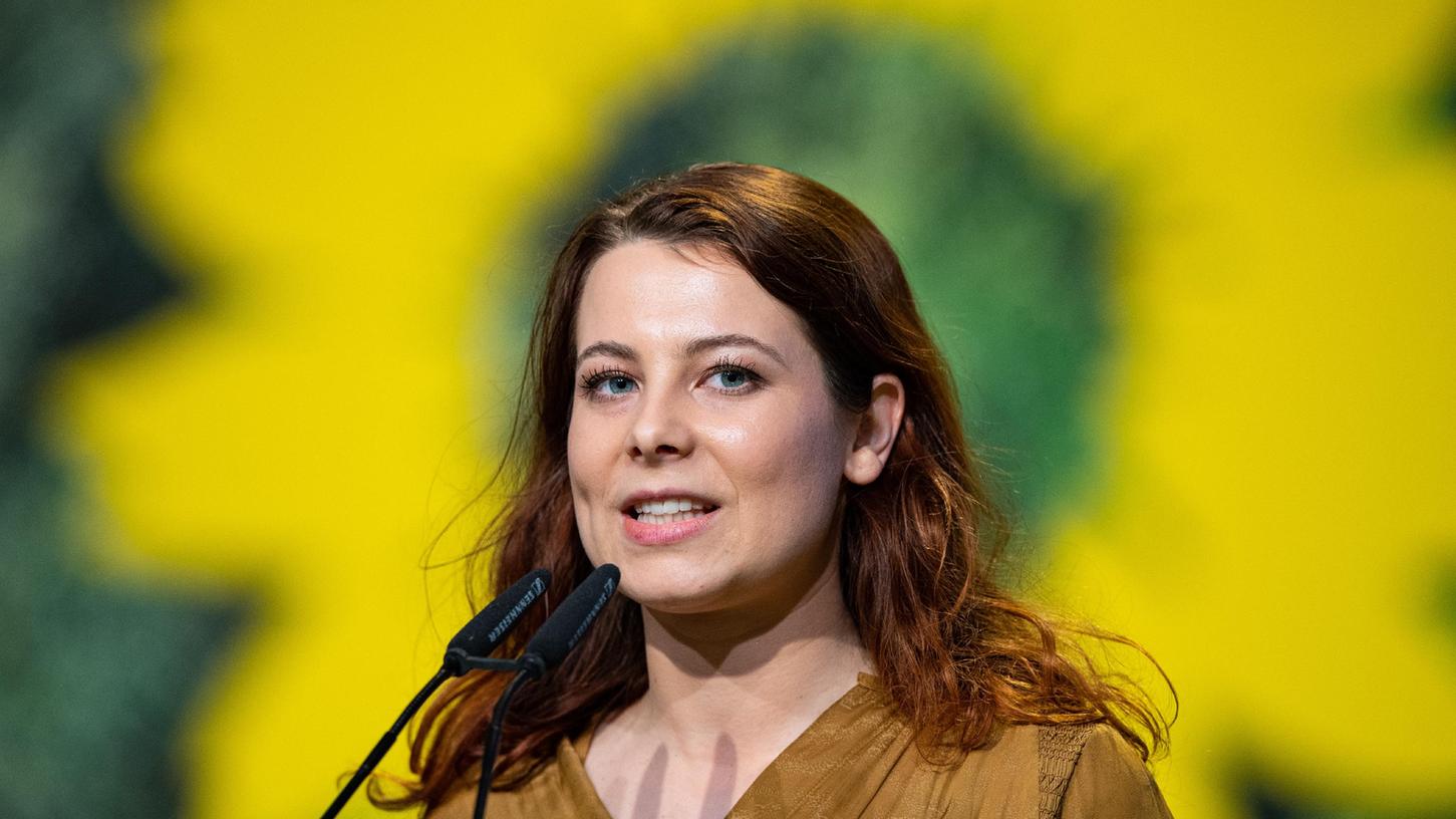 Zum ersten Mal haben die Grünen in Bayern ein Direktmandat gewonnen. Die stellvertretende Bundesvorsitzende Jamila Schäfer entschied den Wahlkreis München-Süd mit 27,5 Prozent vor dem CSU-Kandidaten Michael Kuffer (26,8 Prozent) für sich.