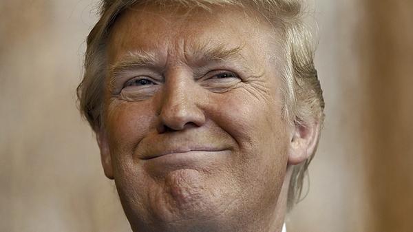 "Donald Trump ist ein Aufschneider, ein Betrüger", polterte Mitt Romney. Mit ungewohnt scharfen Worten warnte der Ex-Präsidentschaftskandidat der Republikaner, der Barack Obama 2012 unterlag, Anfang März 2016 seine Parteimitglieder und Landsleute. Trumps Erfolge als Geschäftsmann - die dieser im Vorwahlkampf so gerne betont - seien ein Bluff: "Er ist kein Business-Genie." Trump sei in Wahrheit ein Hochstapler, der die Leute für dumm verkaufe.