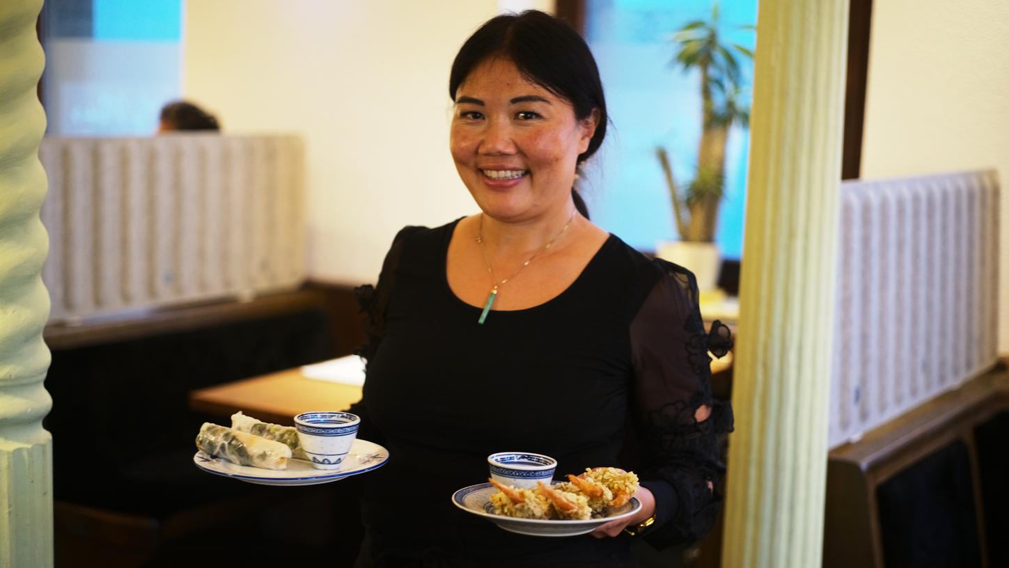Eigentlich war für das Asialand in Gostenhof bereits das Ende gekommen, jetzt führt Hai Nguyen das Restaurant unter neuem Namen. Die Eltern stehen in der Küche, ihr Freund bedient und schenkt aus.