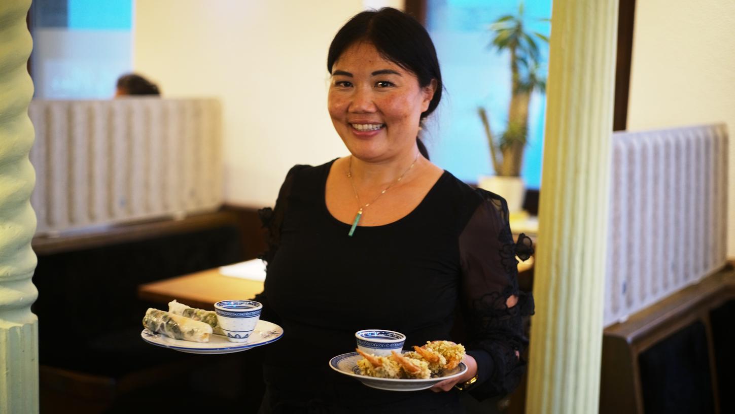 Eigentlich war für das Asialand in Gostenhof bereits das Ende gekommen, jetzt führt Hai Nguyen das Restaurant unter neuem Namen. Die Eltern stehen in der Küche, ihr Freund bedient und schenkt aus.
Eigentlich war für das Asialand in Gostenhof bereits das Ende gekommen, jetzt führt Hai Nguyen das Restaurant unter neuem Namen. Die Eltern stehen in der Küche, ihr Freund bedient und schenkt aus.