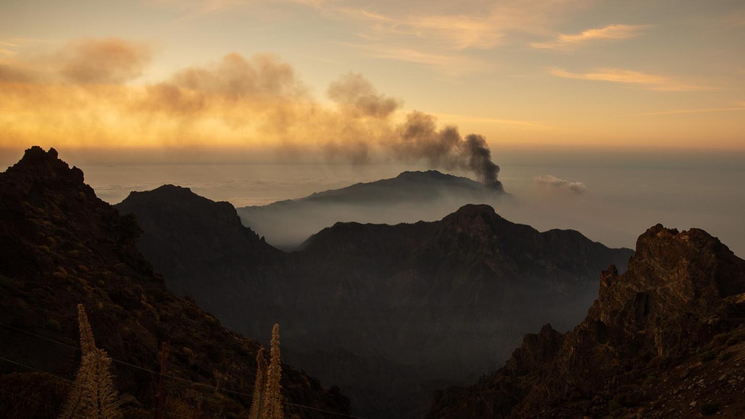 Der Vulkan Cumbre Vieja - von der Erhebung Roque de los Muchachos aus gesehen - stößt noch am 26. September Rauch aus. 