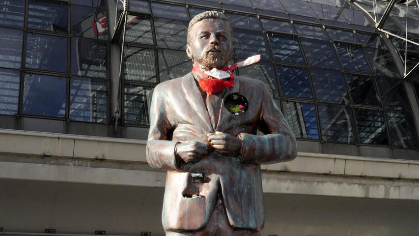 Das ist echte Prominenz: Vor dem Berliner Hauptbahnhof wurde Klaas Heufer-Umlauf ein Denkmal gewidmet. Es stammt von seinem siamesischen Show-Zwilling Joko Winterscheidt. Die Deutsche Bahn duldet das Denkmal, das für Passanten auch einen Nutzwert hat: auf Hüfthöhe befindet sich ein Flaschenöffner.