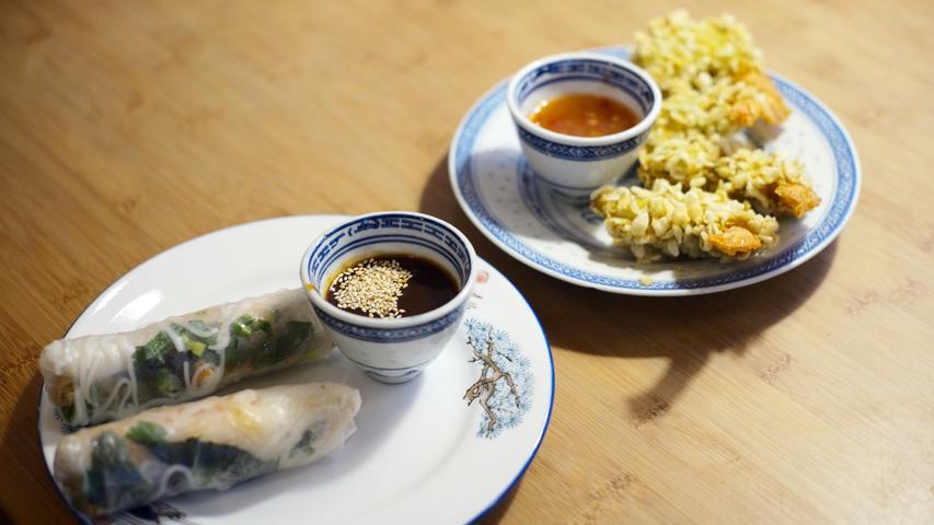 Eine Sommerrolle (links im Bild) ist eine Vorspeise der vietnamesischen Küche. Sie ähnelt der in weiten Teilen Südostasiens verbreiteten und je nach Land unterschiedlich zubereiteten Frühlingsrolle, wird aber nicht frittiert.