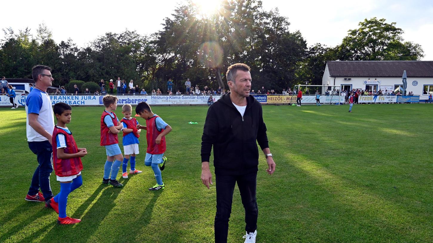 Lothar Matthäus sieht sich in Herzogenaurach ein Jugendturnier der FC-Fußballer an.