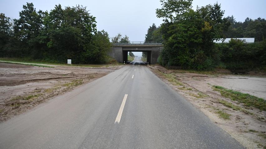 Deutliche Spuren: An der Autobahn-Unterführung bei Anzenhofen wurde am Sonntagabend die Straße überschwemmt.