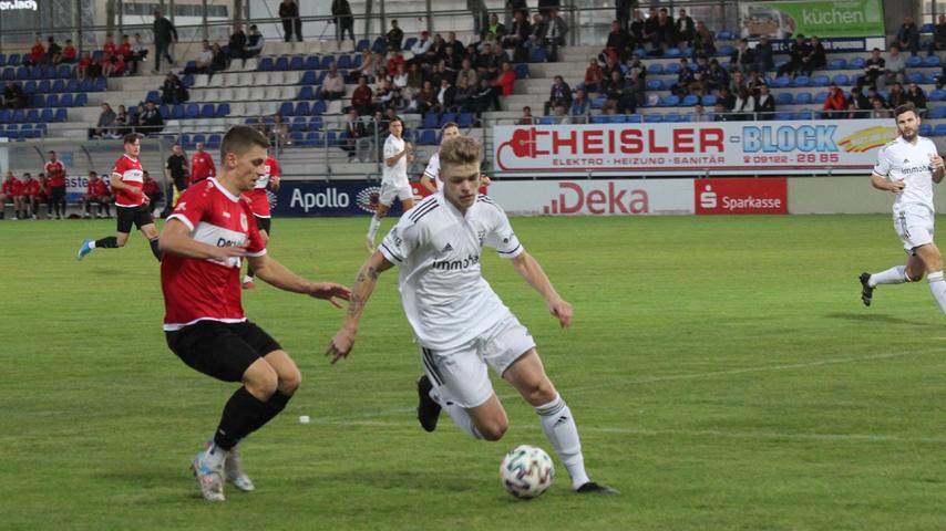 Der SC 04 Schwabach und der TSV 1860 Weißenburg lieferten sich ein temporeiches und packendes Jura-Derby in der Landesliga Nordost und teilten am Ende mit einem 1:1 die Punkte. Links im Bild Weißenburgs Torschütze Robin Renner.